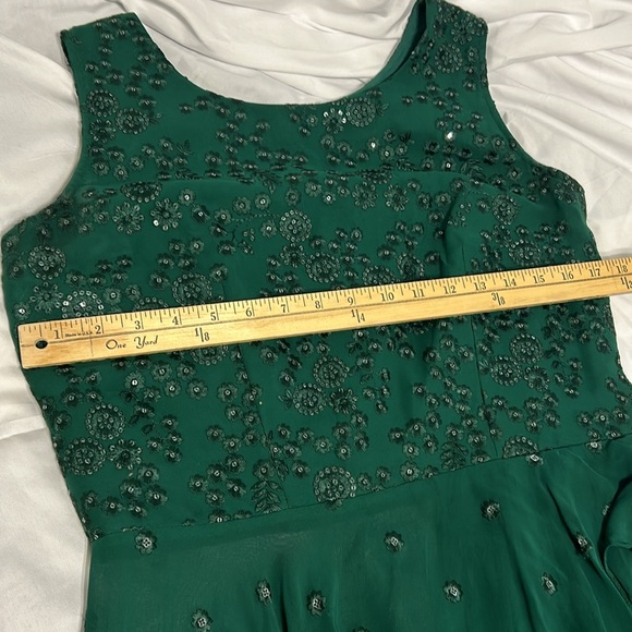 Kurta kameez sleeveless top. Emerald Green 2 piece thread embroidery. Sharara S - Picture 12 of 17